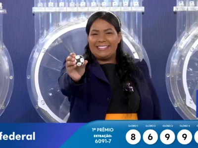 Garota da Sorte da Caixa exibe a última bola do sorteio que deu números finais aos prêmios e resultado completo do concurso 6091-7 da Loteria Federal, referente à Extração de quarta-feira, 12/08, com todas as dezenas de milhar do 1º, 2º, 3º, 4º, 5º prêmio