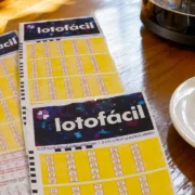 Concurso 3772 da Lotofácil, com resultado dos números sorteados nesta quinta-feira, 27/08, bem como prêmios de todas as faixas de acerto. Soma do total de apostas realizadas, e análises econômicas, financeiras e lotéricas tanto sobre as ganhadoras quanto perdedoras, com base na arrecadação.