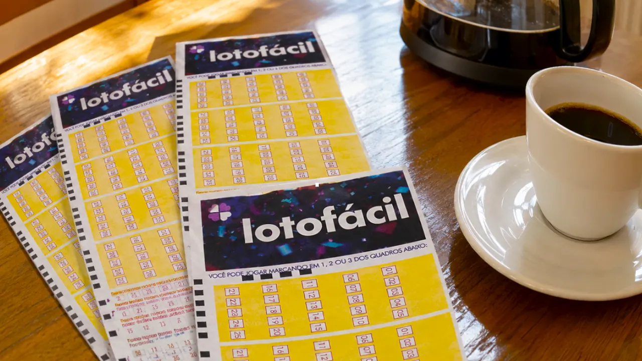 Concurso 3772 da Lotofácil, com resultado dos números sorteados nesta quinta-feira, 27/08, bem como prêmios de todas as faixas de acerto. Soma do total de apostas realizadas, e análises econômicas, financeiras e lotéricas tanto sobre as ganhadoras quanto perdedoras, com base na arrecadação.