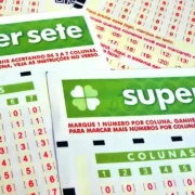 Volantes da modalidade lotérica Super Sete, referentes ao concurso 893 da modalidade lotérica, com resultado dos números sorteados nesta segunda-feira, 31/08, bem como prêmios de todas as faixas de acerto, total de apostas realizadas, ganhadoras e perdedoras, com detalhes especiais. Além disso, análise econômica, financeira e lotérica da extração, arrecadação e pagamento de prêmios, bem como a destinação pública do dinheiro do saldo residual | Enzo Carvalho