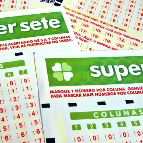 Volantes da modalidade lotérica Super Sete, referentes ao concurso 893 da modalidade lotérica, com resultado dos números sorteados nesta segunda-feira, 31/08, bem como prêmios de todas as faixas de acerto, total de apostas realizadas, ganhadoras e perdedoras, com detalhes especiais. Além disso, análise econômica, financeira e lotérica da extração, arrecadação e pagamento de prêmios, bem como a destinação pública do dinheiro do saldo residual | Enzo Carvalho