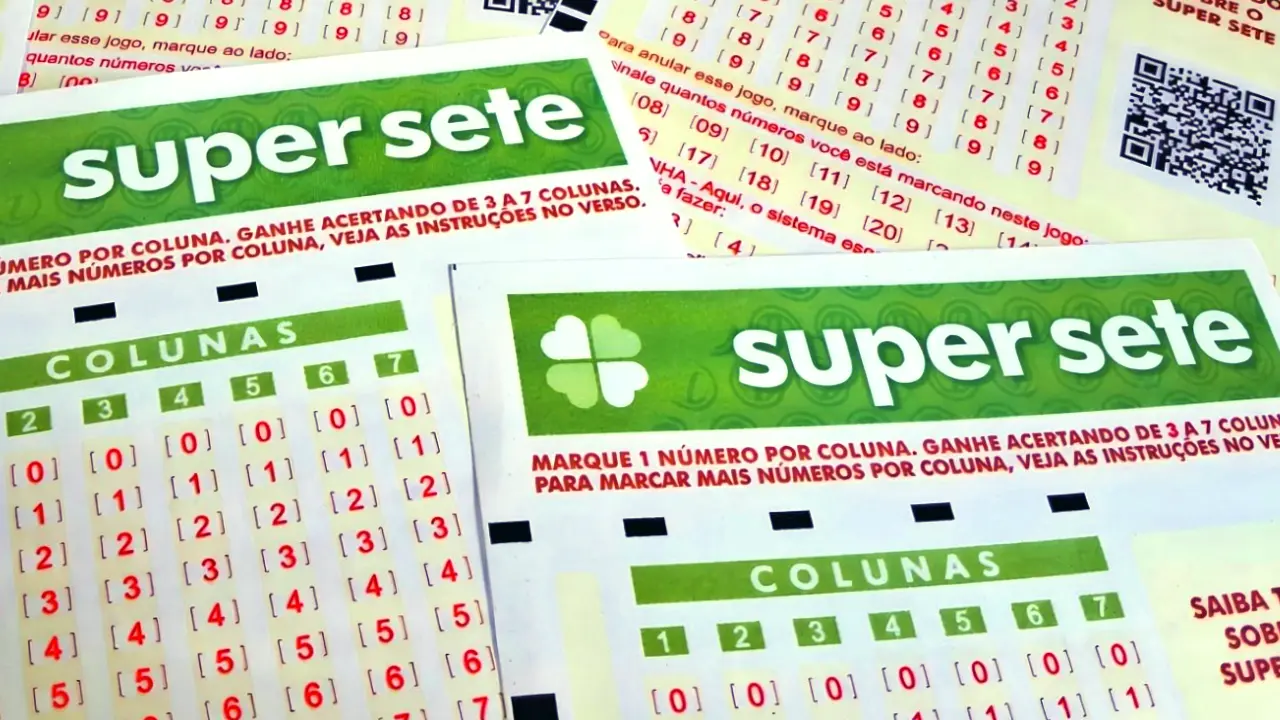 Volantes da modalidade lotérica Super Sete, referentes ao concurso 893 da modalidade lotérica, com resultado dos números sorteados nesta segunda-feira, 31/08, bem como prêmios de todas as faixas de acerto, total de apostas realizadas, ganhadoras e perdedoras, com detalhes especiais. Além disso, análise econômica, financeira e lotérica da extração, arrecadação e pagamento de prêmios, bem como a destinação pública do dinheiro do saldo residual | Enzo Carvalho