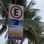 Placa do Rio Rotativo Digital em vaga de estacionamento no Rio de Janeiro