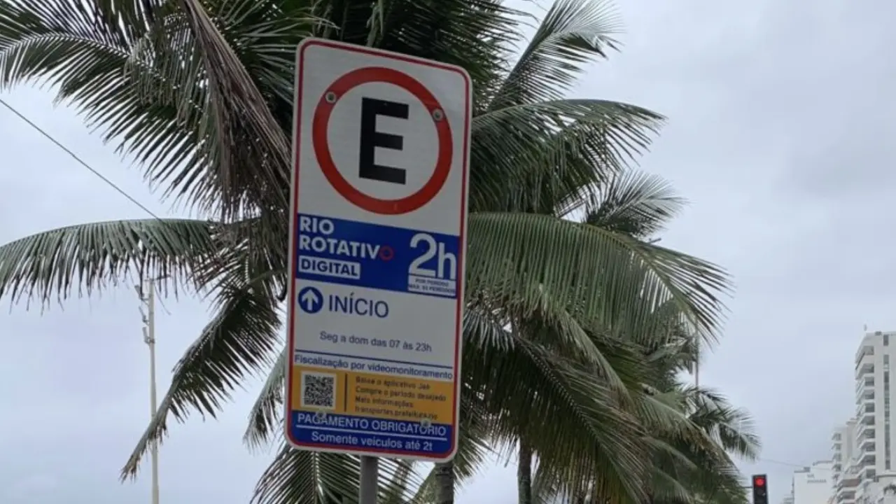 Placa do Rio Rotativo Digital em vaga de estacionamento no Rio de Janeiro Placa do Rio Rotativo Digital em vaga de estacionamento no Rio de Janeiro