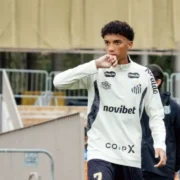 Robinho Jr em campo com a camisa do Santos durante partida da equipe