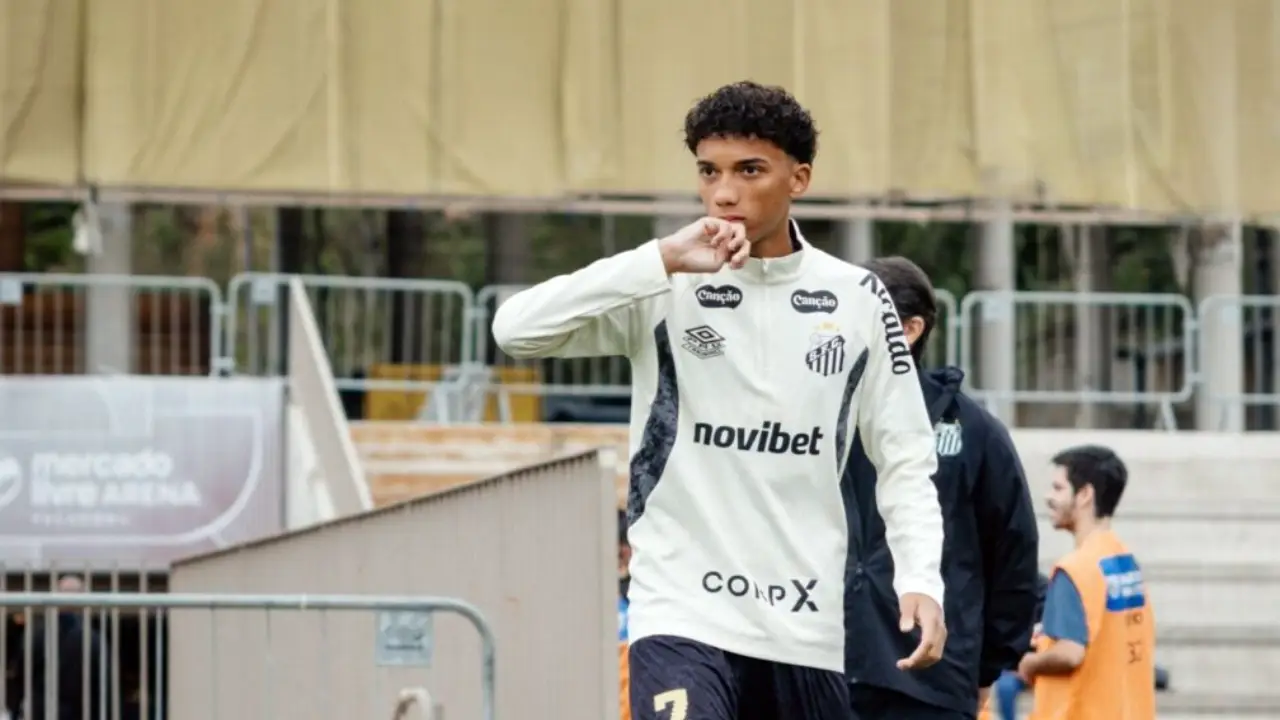 Robinho Jr em campo com a camisa do Santos durante partida da equipe Robinho Jr em campo com a camisa do Santos durante partida da equipe