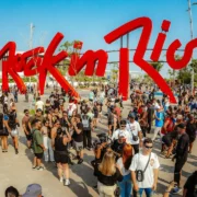 Público circula pela Cidade do Rock diante do letreiro Rock in Rio durante o festival no Parque Olímpico