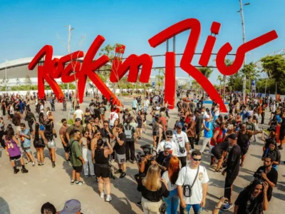 Público circula pela Cidade do Rock diante do letreiro Rock in Rio durante o festival no Parque Olímpico