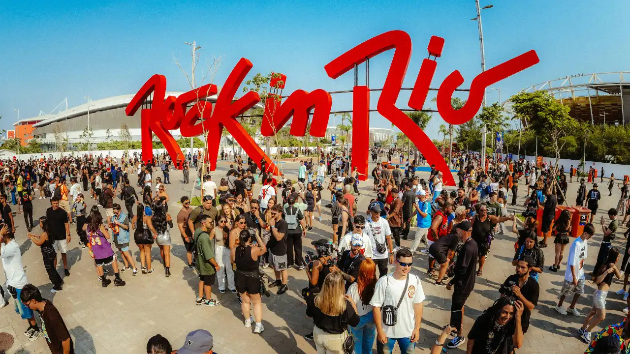 Público circula pela Cidade do Rock diante do letreiro Rock in Rio durante o festival no Parque Olímpico