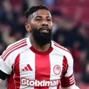Rodinei, lateral do Olympiacos em negociação com o Santos