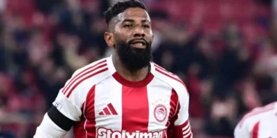 Rodinei, lateral do Olympiacos em negociação com o Santos