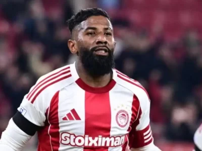 Rodinei, lateral do Olympiacos em negociação com o Santos