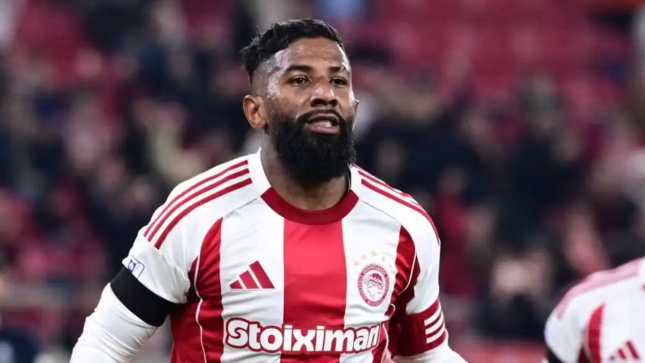 Rodinei, lateral do Olympiacos em negociação com o Santos