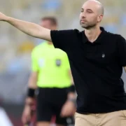 Rodrigo Bellão, técnico interino do Botafogo, durante partida pelo Campeonato Brasileiro