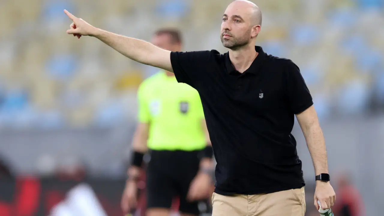 Rodrigo Bellão, técnico interino do Botafogo, durante partida pelo Campeonato Brasileiro