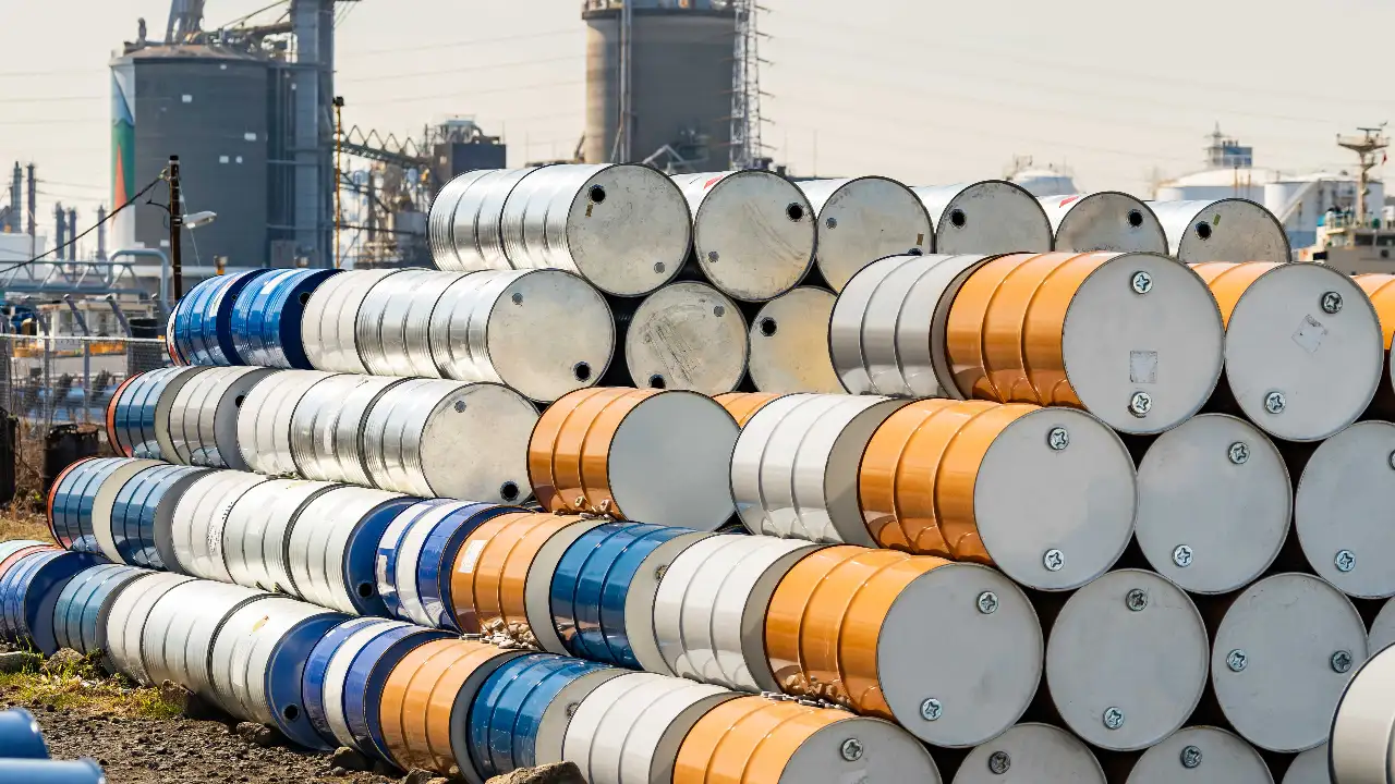 Imagem de barris de petróleo armazenados