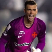 Goleiro do Vasco durante partida em São Januário em meio às negociações da SAF