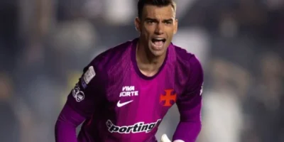 Goleiro do Vasco durante partida em São Januário em meio às negociações da SAF