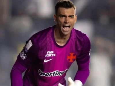 Goleiro do Vasco durante partida em São Januário em meio às negociações da SAF