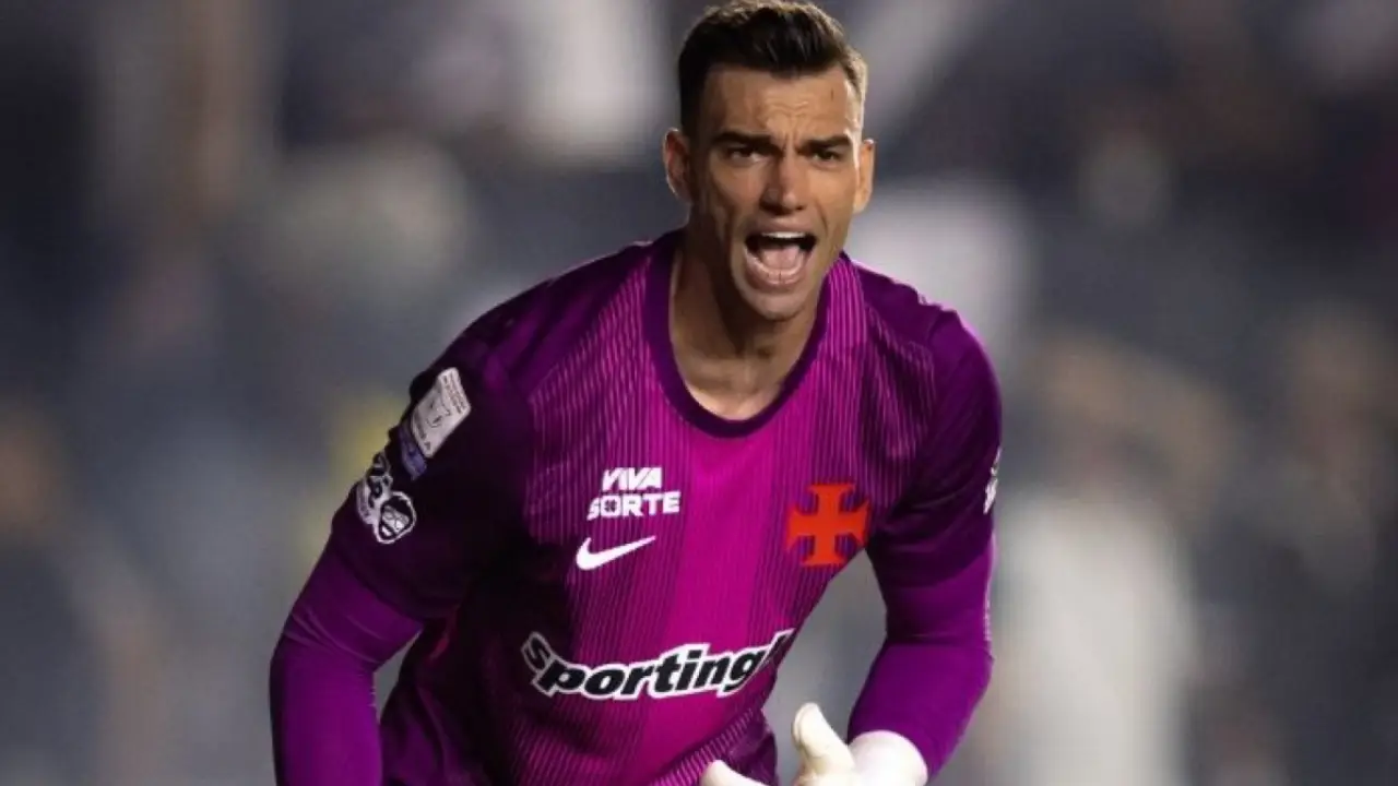 Goleiro do Vasco durante partida em São Januário em meio às negociações da SAF