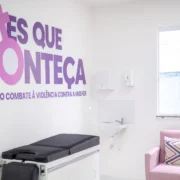 Sala Lilás em unidade de saúde de Maricá com maca, poltrona e identificação da rede de apoio contra violência à mulher