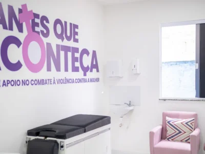Sala Lilás em unidade de saúde de Maricá com maca, poltrona e identificação da rede de apoio contra violência à mulher