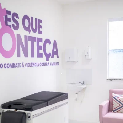 Sala Lilás em unidade de saúde de Maricá com maca, poltrona e identificação da rede de apoio contra violência à mulher
