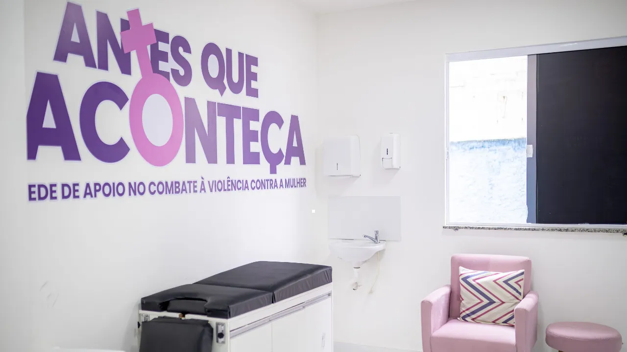 Sala Lilás em unidade de saúde de Maricá com maca, poltrona e identificação da rede de apoio contra violência à mulher Sala Lilás em unidade de saúde de Maricá com maca, poltrona e identificação da rede de apoio contra violência à mulher