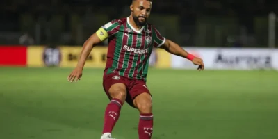 Samuel Xavier durante partida do Fluminense antes de sofrer lesão no ombro