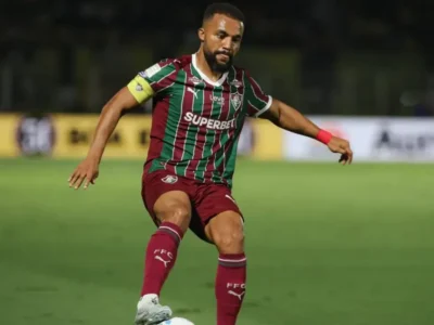 Samuel Xavier durante partida do Fluminense antes de sofrer lesão no ombro