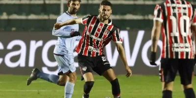 Jogadores de São Paulo e Bolívar disputam partida pela Copa Sul-Americana