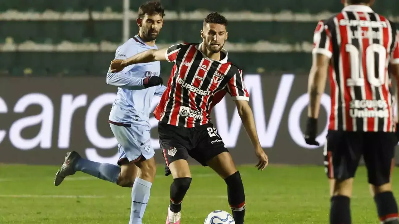 Jogadores de São Paulo e Bolívar disputam partida pela Copa Sul-Americana Jogadores de São Paulo e Bolívar disputam partida pela Copa Sul-Americana