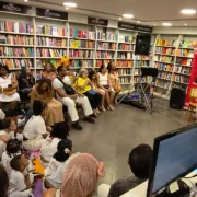 Artistas e público participam do Sarau Barril Dobrado da Bahia na Livraria LDM em Salvador