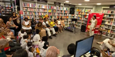 Artistas e público participam do Sarau Barril Dobrado da Bahia na Livraria LDM em Salvador