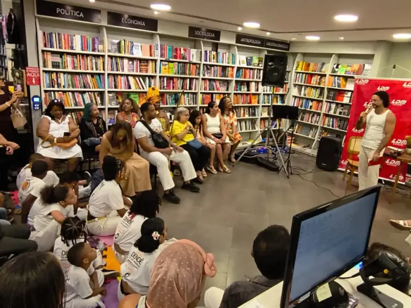 Artistas e público participam do Sarau Barril Dobrado da Bahia na Livraria LDM em Salvador