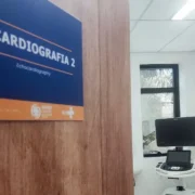 Sala de ecocardiografia do Super Centro de Saúde de Niterói com equipamento para exames cardíacos