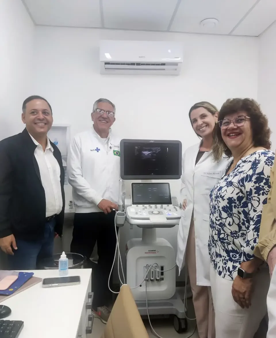 Autoridades e profissionais de saúde conhecem equipamento de ultrassom no Super Centro de Saúde de Niterói Autoridades e profissionais de saúde conhecem equipamento de ultrassom no Super Centro de Saúde de Niterói