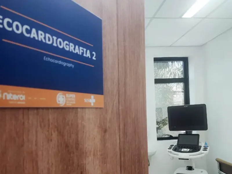 Sala de ecocardiografia do Super Centro de Saúde de Niterói com equipamento para exames cardíacos