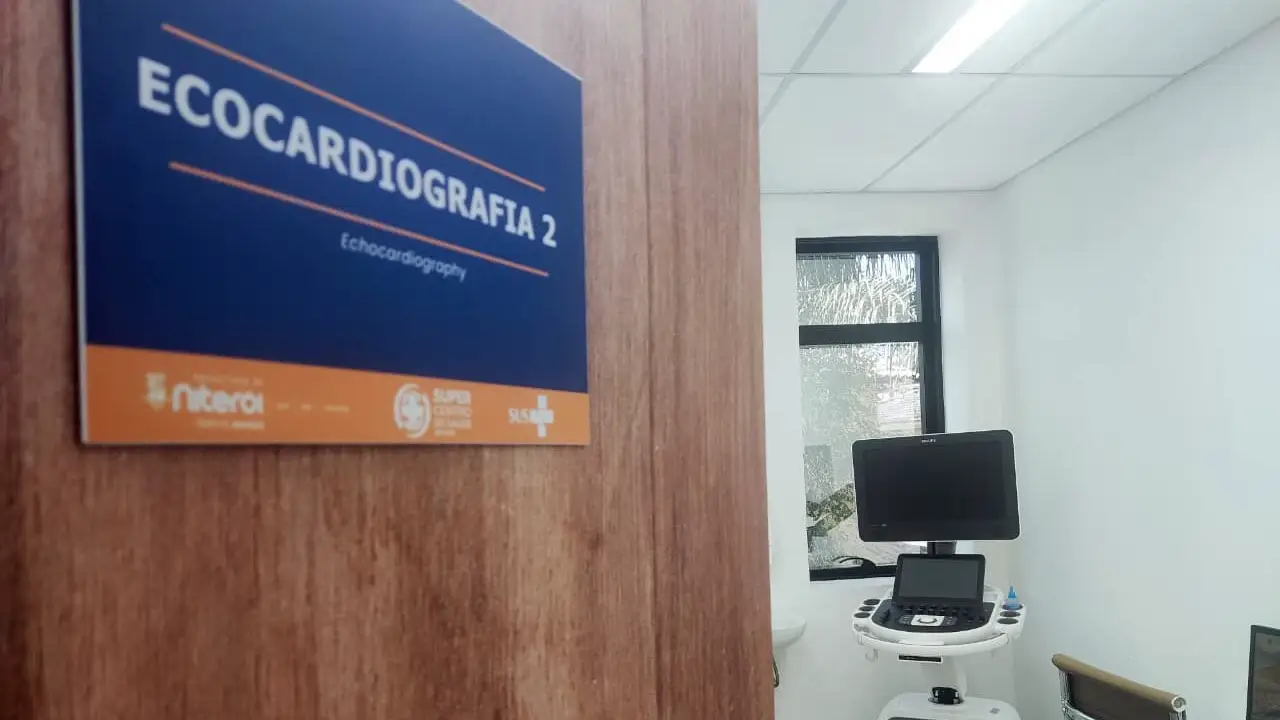 Sala de ecocardiografia do Super Centro de Saúde de Niterói com equipamento para exames cardíacos Sala de ecocardiografia do Super Centro de Saúde de Niterói com equipamento para exames cardíacos