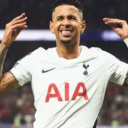 Sávio comemora gol em sua estreia pelo Tottenham contra o Charlton