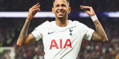 Sávio comemora gol em sua estreia pelo Tottenham contra o Charlton