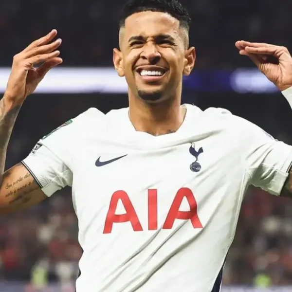 Sávio comemora gol em sua estreia pelo Tottenham contra o Charlton