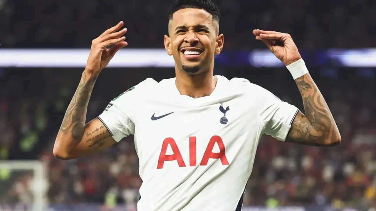 Sávio comemora gol em sua estreia pelo Tottenham contra o Charlton