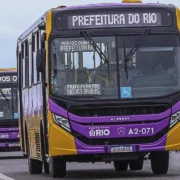 Ônibus novos do Sistema RIO circulam em fila na Zona Oeste do Rio