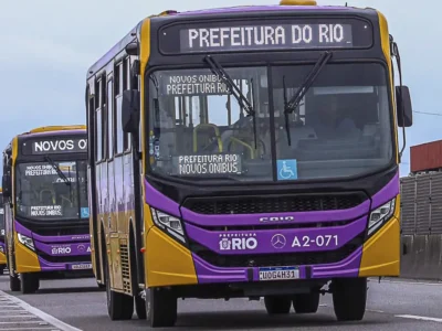 Ônibus novos do Sistema RIO circulam em fila na Zona Oeste do Rio