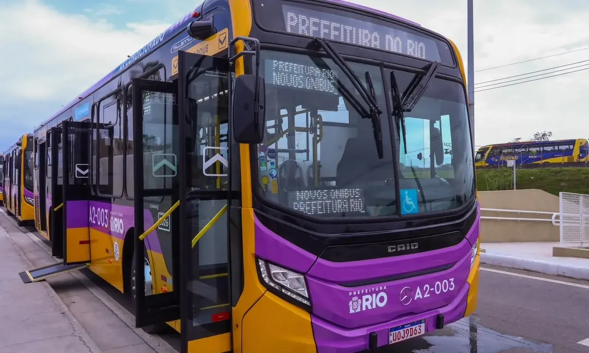 Ônibus novo do Sistema RIO em operação na região de Santa Cruz, Zona Oeste do Rio