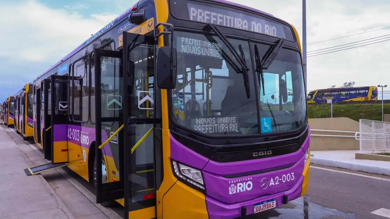 Ônibus novo do Sistema RIO em operação na região de Santa Cruz, Zona Oeste do Rio