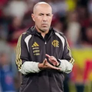 Técnico do Flamengo, Leonardo Jardim, à beira do campo durante partida da equipe