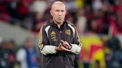 Técnico do Flamengo, Leonardo Jardim, à beira do campo durante partida da equipe