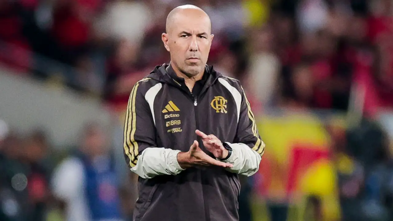 Técnico do Flamengo, Leonardo Jardim, à beira do campo durante partida da equipe